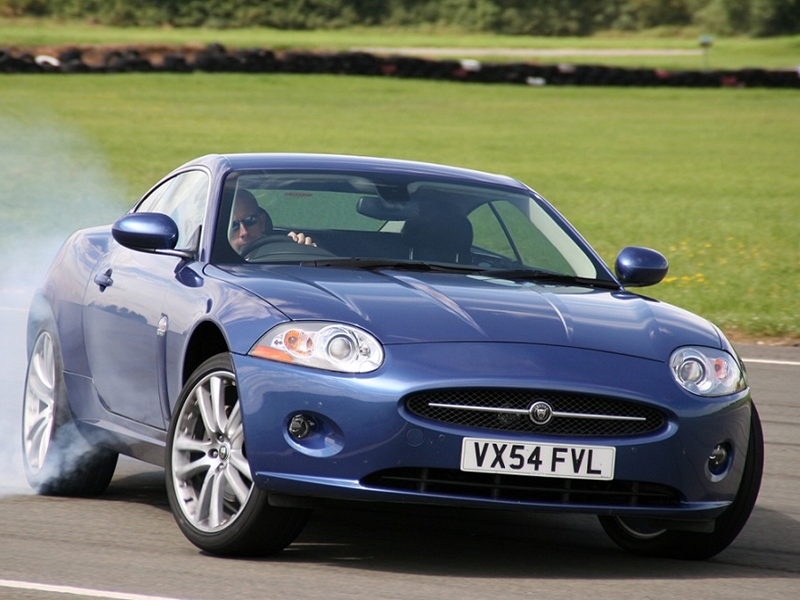 مايك كروس من جاكوار لاند روڤر يفوز بجائزة "أوتوكار" عن إنجازاته مدى الحياة